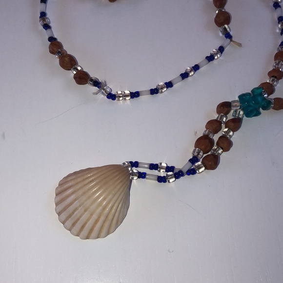 Vintage shell necklace and screw on earrings set - Picture 7 of 8